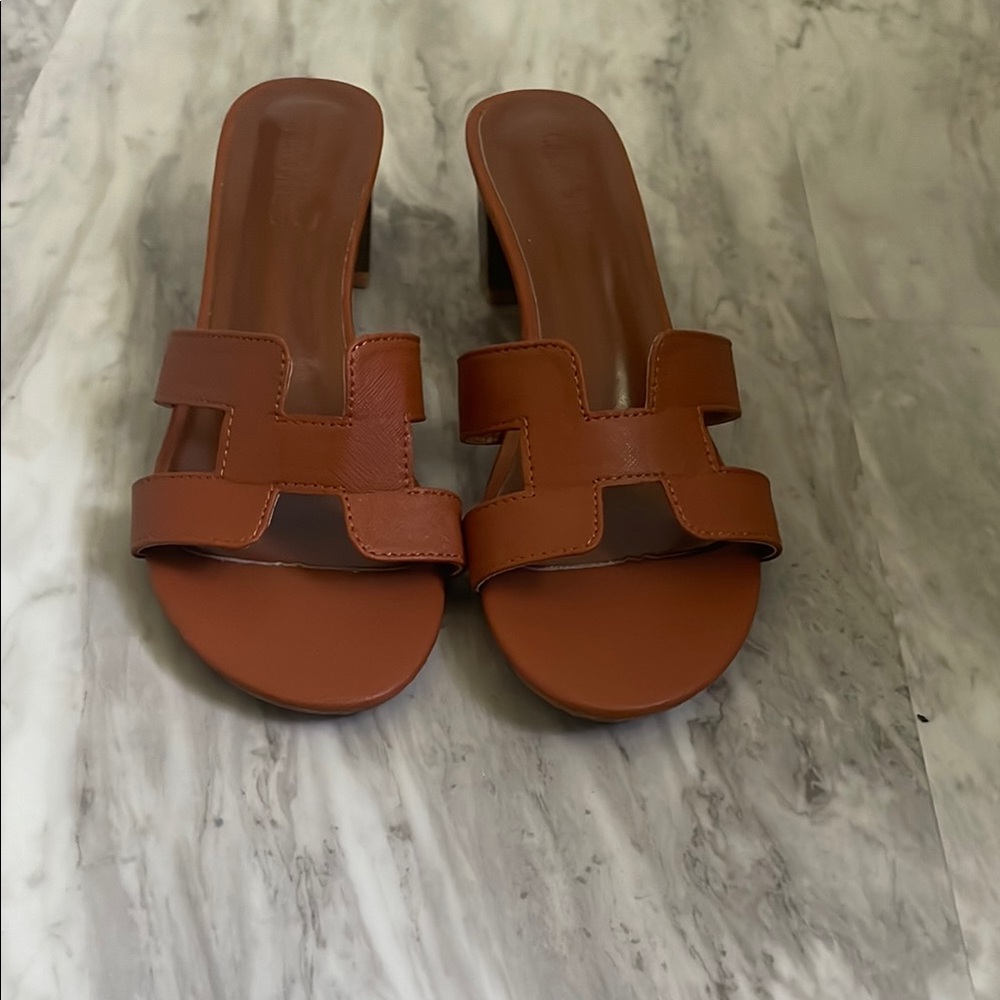 Brown Leather Flat Sandals with Geometric Design